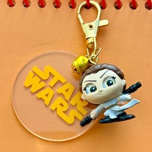 Star Wars Doorables Rey (Common) Keychain with Vinyl Star Wars Logo Charm